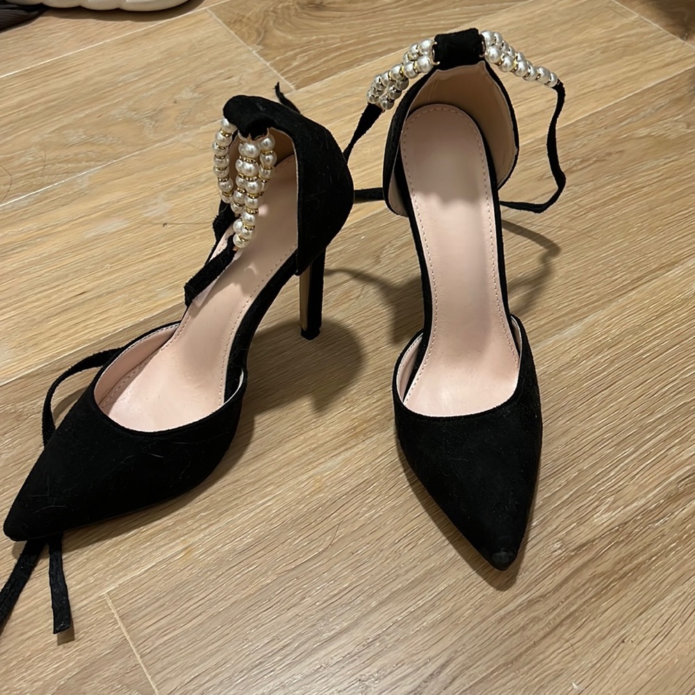 Black pumps with pearl string accents
